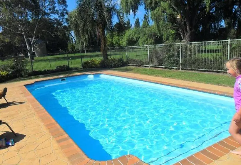 Perhesviitti, Moruya Motel