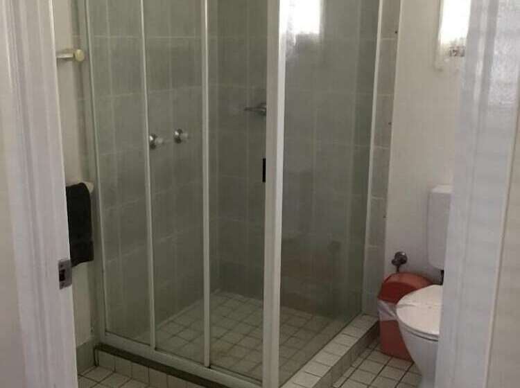 اتاق خانوادگی, Charleville Waltzing Matilda Motor Inn