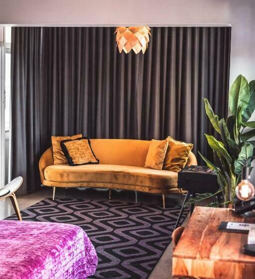 غرفة ديلوكس مطلّة علي البحر مزوَّدة بشُرفة, The Pink Hotel Coolangatta