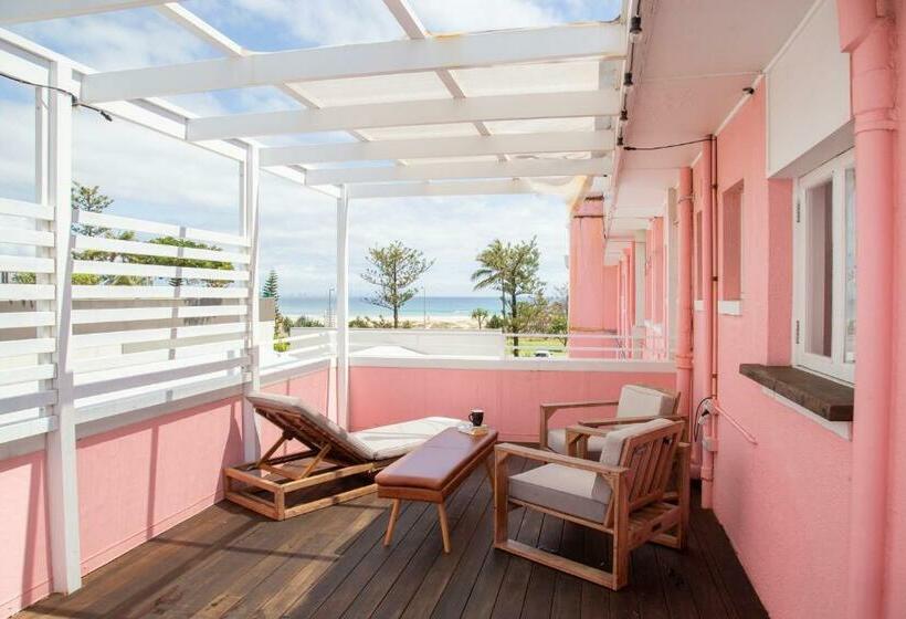 غرفة ديلوكس مطلّة علي البحر مزوَّدة بشُرفة, The Pink Hotel Coolangatta