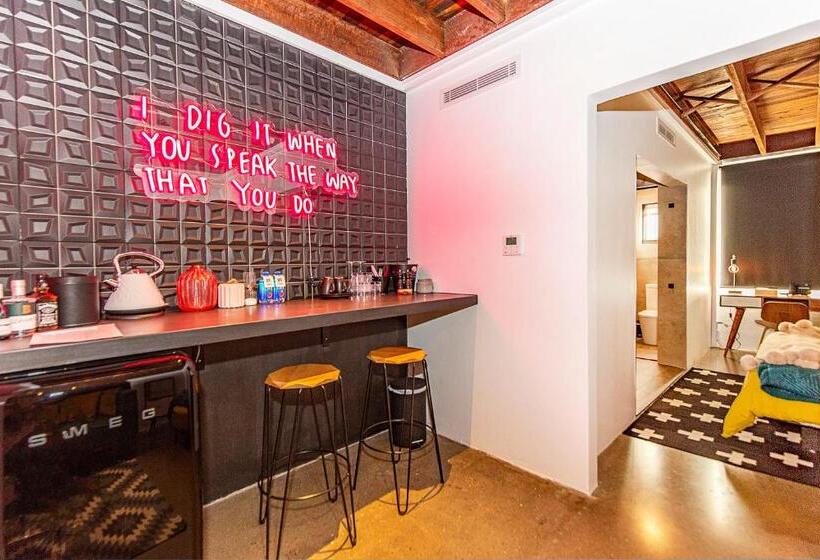 جناح سرير كينج, The Pink Hotel Coolangatta