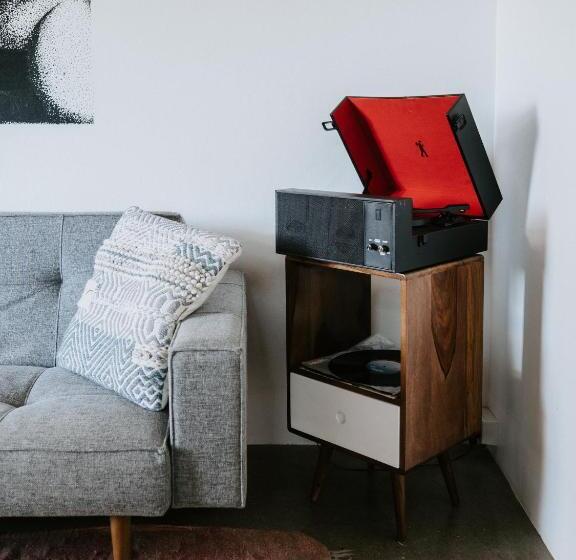 جناح سرير كينج, The Pink Hotel Coolangatta