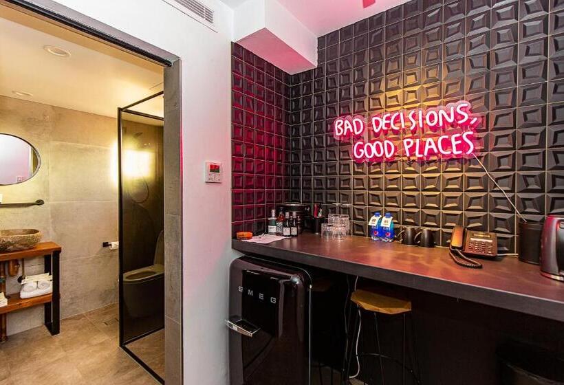 غرفة عائلية, The Pink Hotel Coolangatta