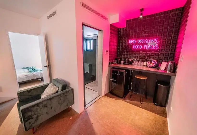 Perhehuone, The Pink Hotel Coolangatta