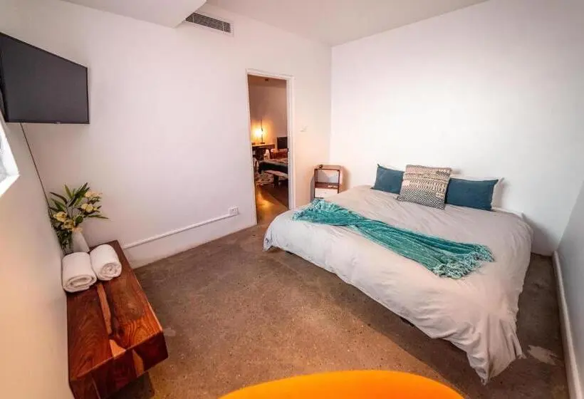 Perhehuone, The Pink Hotel Coolangatta