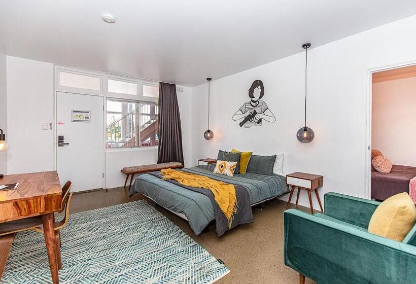 غرفة عائلية, The Pink Hotel Coolangatta