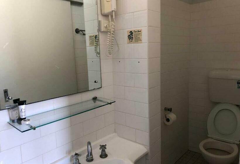 اتاق استاندارد سه نفره, Squid S Ink Motel