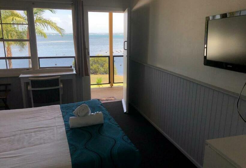 اتاق استاندارد با چشم‌انداز دریاچه, Squid S Ink Motel