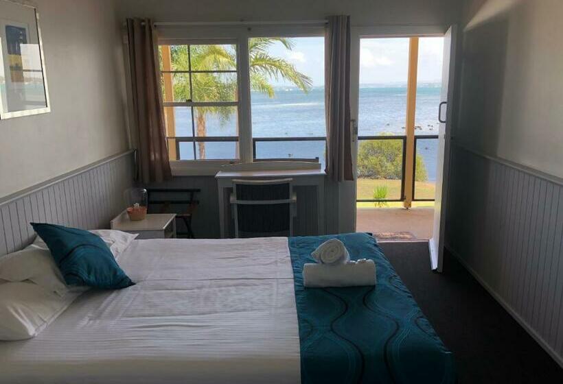 اتاق استاندارد با چشم‌انداز دریاچه, Squid S Ink Motel