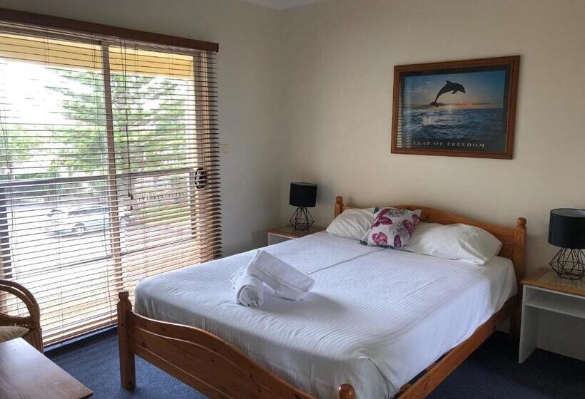 سوئیت دلوکس 2 خوابه, Squid S Ink Motel