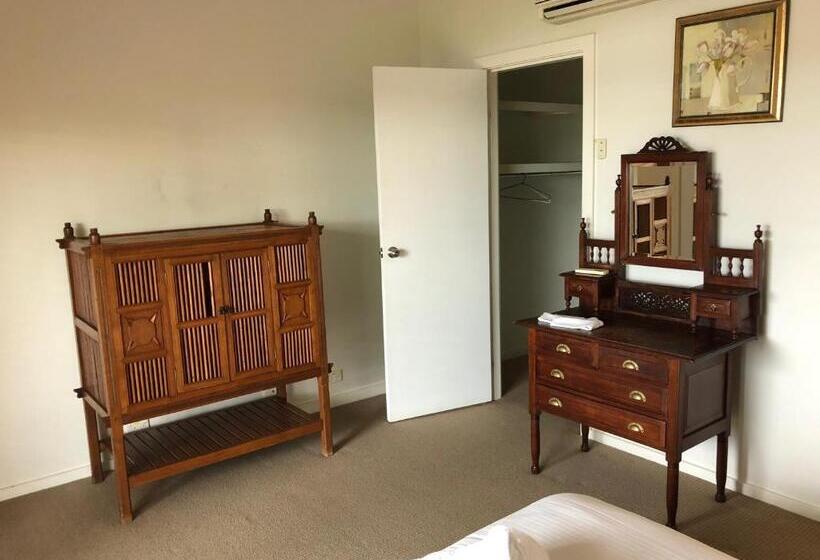 سوئیت دلوکس 2 خوابه, Squid S Ink Motel