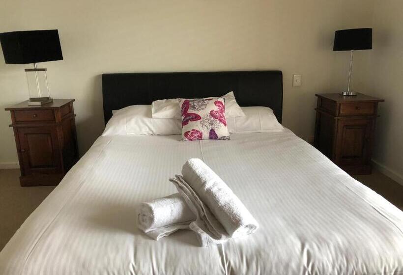 سوئیت دلوکس 2 خوابه, Squid S Ink Motel