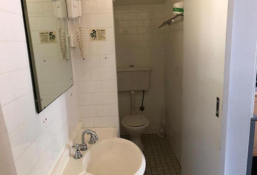 اتاق استاندارد, Squid S Ink Motel