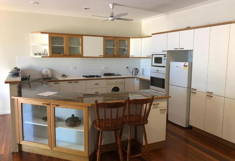 سوئیت دلوکس 2 خوابه, Squid S Ink Motel