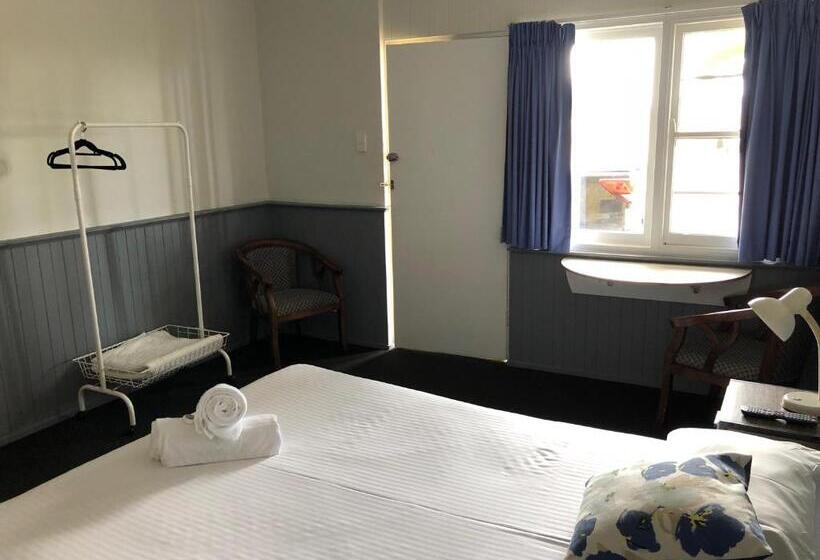 اتاق استاندارد, Squid S Ink Motel