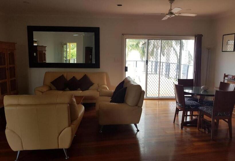 سوئیت دلوکس 2 خوابه, Squid S Ink Motel