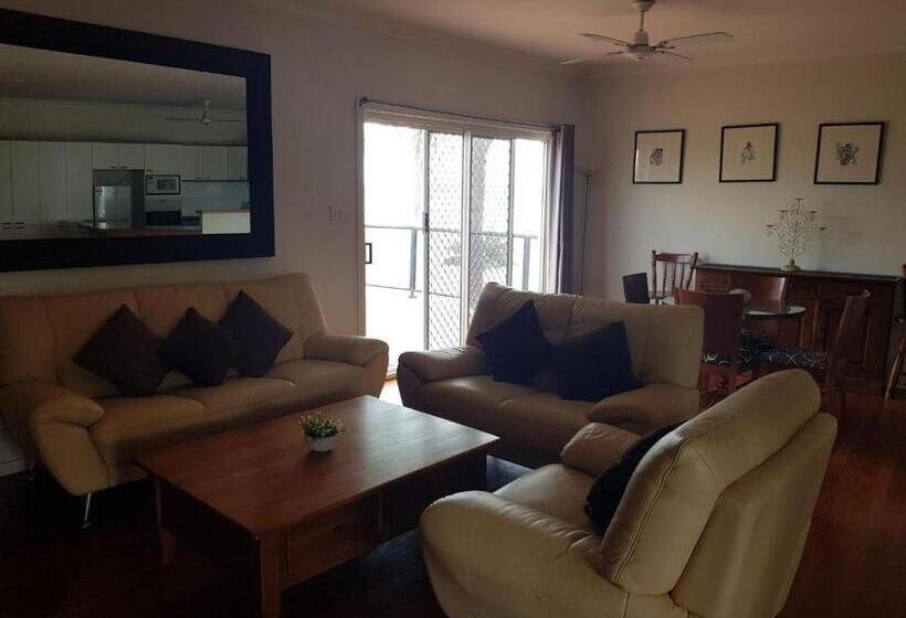 سوئیت دلوکس 2 خوابه, Squid S Ink Motel