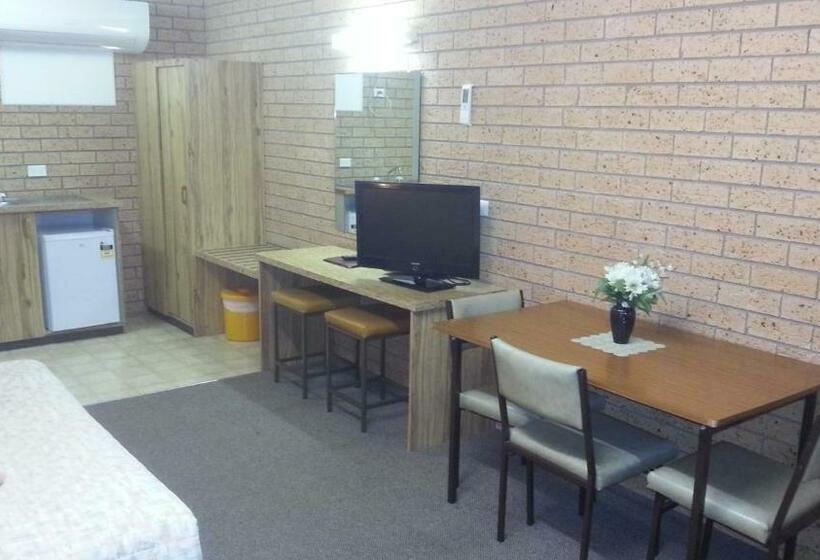 חדר משפחתי, Three Ways Motel