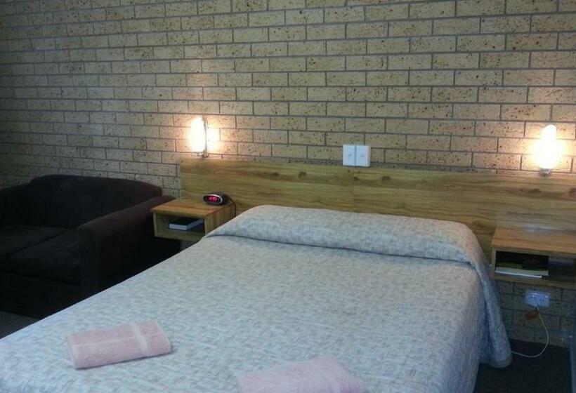 חדר משפחתי, Three Ways Motel