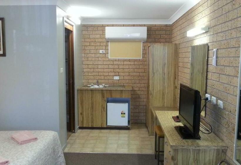 标准单人间, Three Ways Motel