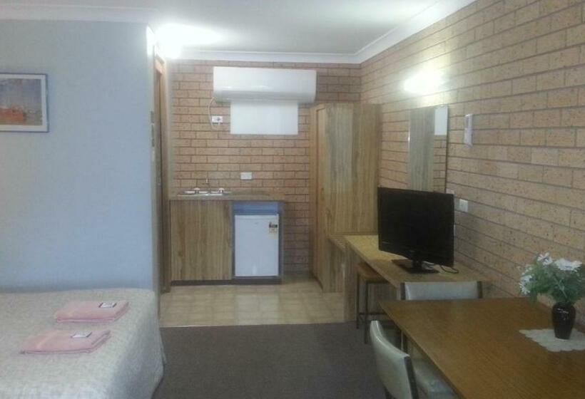 חדר משפחתי, Three Ways Motel