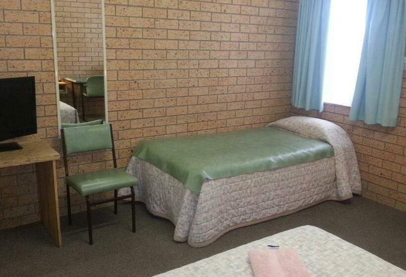 חדר משפחתי, Three Ways Motel