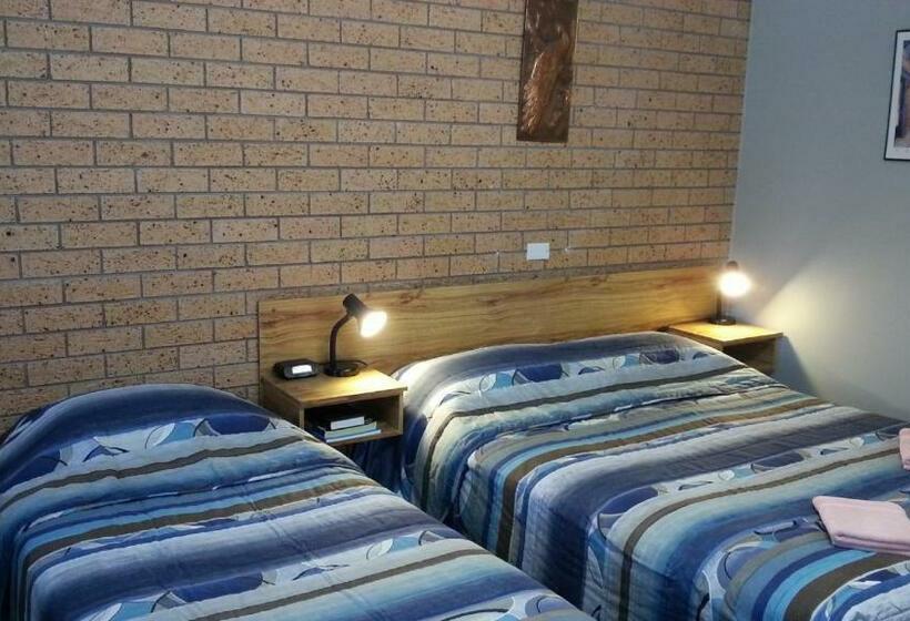 חדר דלוקס לשלושה, Three Ways Motel