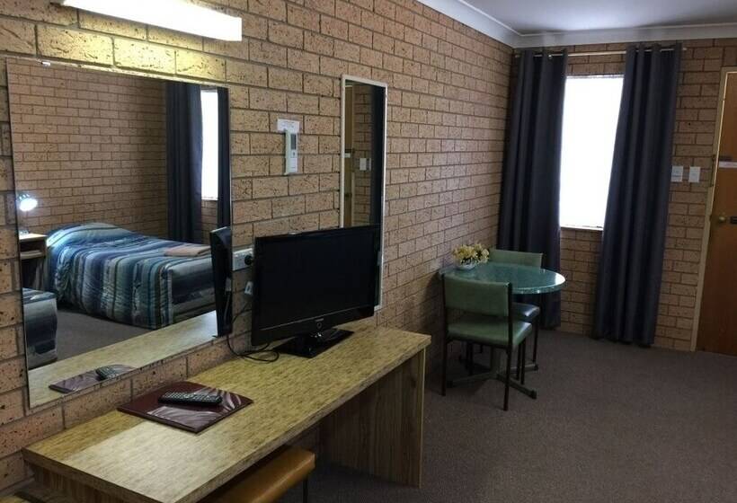 חדר דלוקס, Three Ways Motel