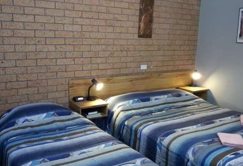 חדר דלוקס לשלושה, Three Ways Motel