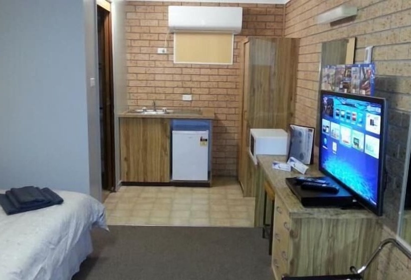 סוויטה דלוקס, Three Ways Motel