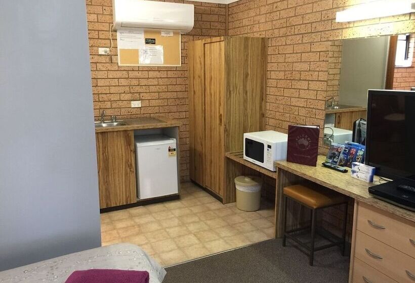 סוויטה דלוקס, Three Ways Motel