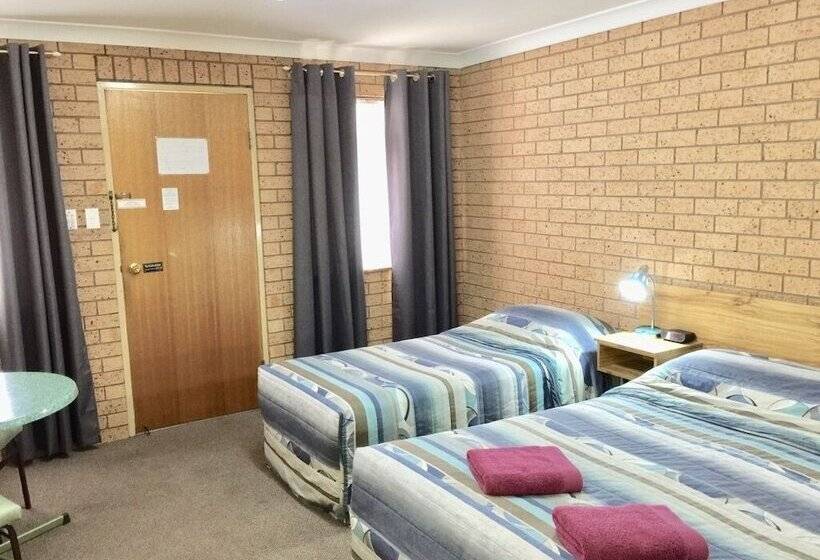 חדר דלוקס, Three Ways Motel