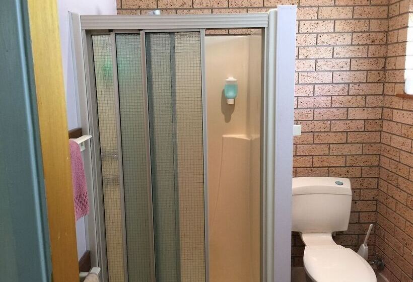 חדר דלוקס, Three Ways Motel