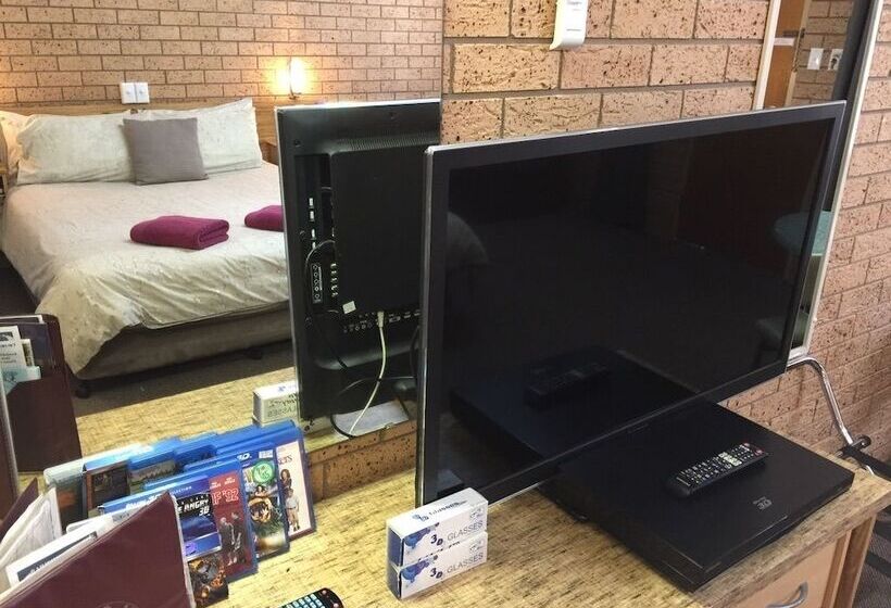 סוויטה דלוקס, Three Ways Motel