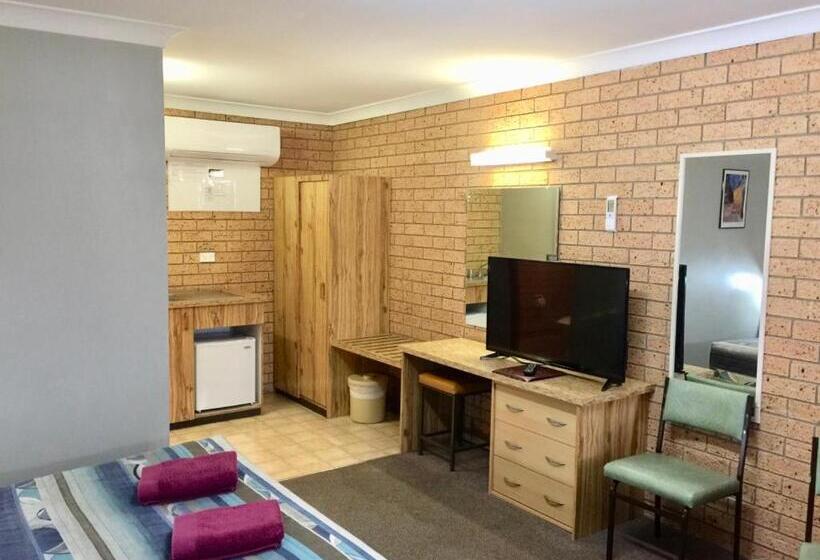 חדר דלוקס לשלושה, Three Ways Motel