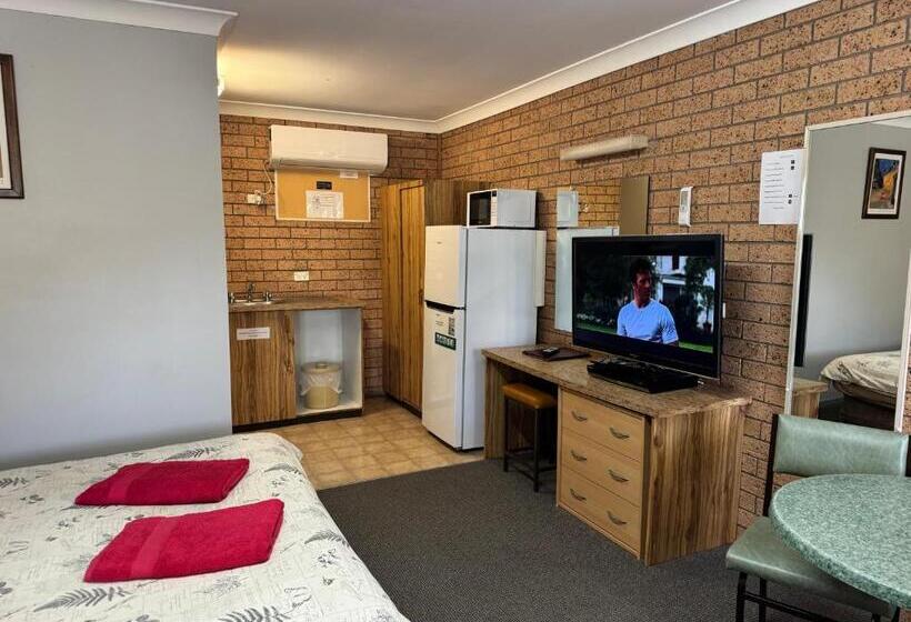 סוויטה דלוקס, Three Ways Motel