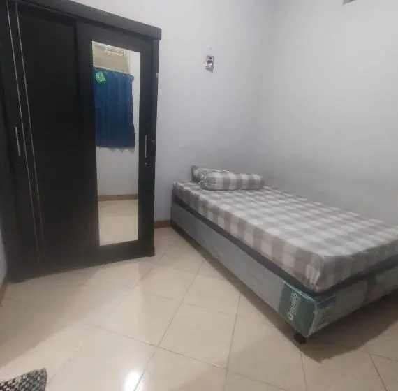Standard-huone, Spot On 93853 Budi Residence 2