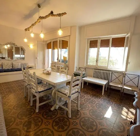 Standard Neljän Hengen Huone, Sunny Room In A Cozy Villa