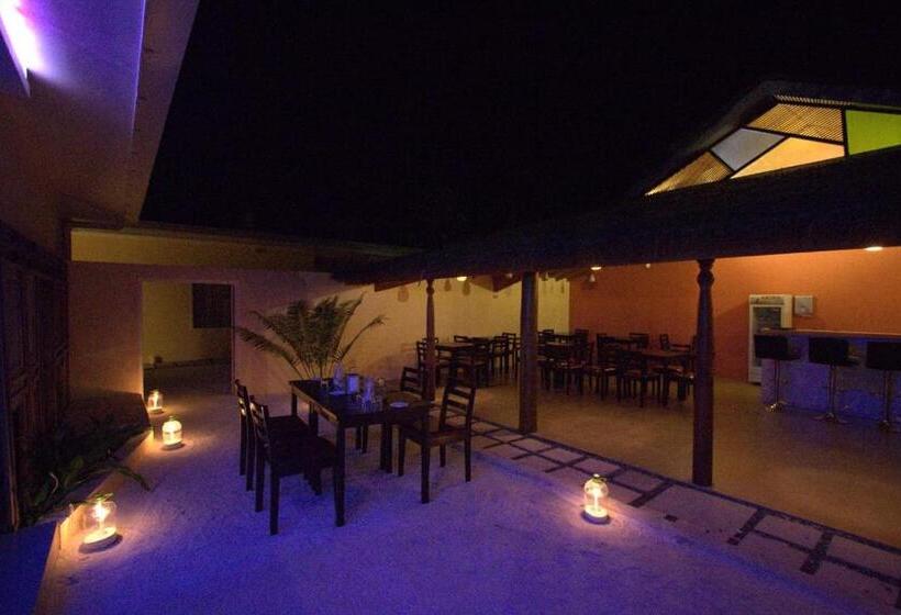 Standard Szoba King Size Bed, Picturesque Luxury Hotel Close To Beach