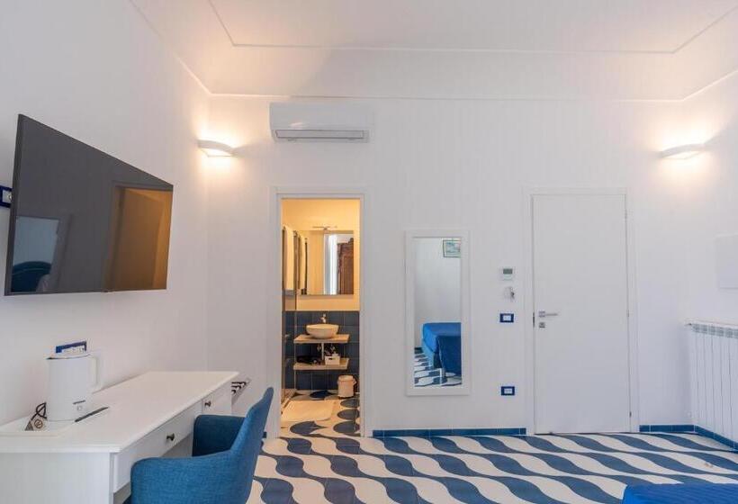 اتاق استاندارد با چشم‌انداز دریا, Elite Luxury Suites