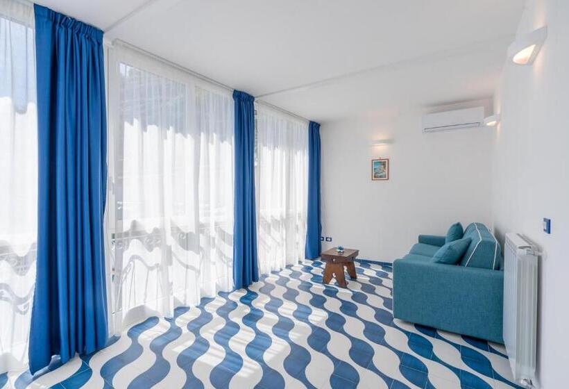 اتاق استاندارد با چشم‌انداز دریا, Elite Luxury Suites