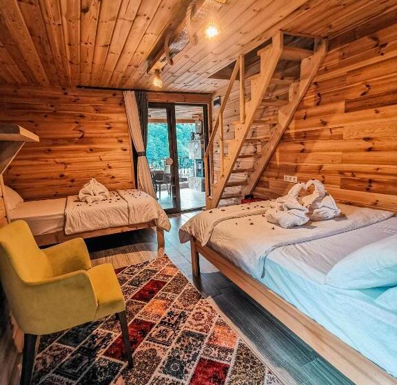 דירת חדר, Pallas Suit