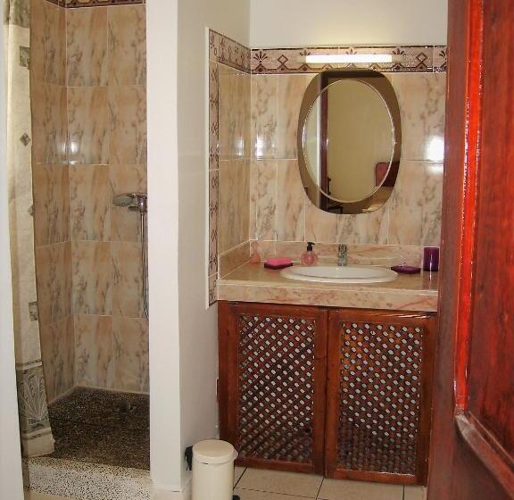 اتاق استاندارد سه نفره, Domaine Des Sloughis