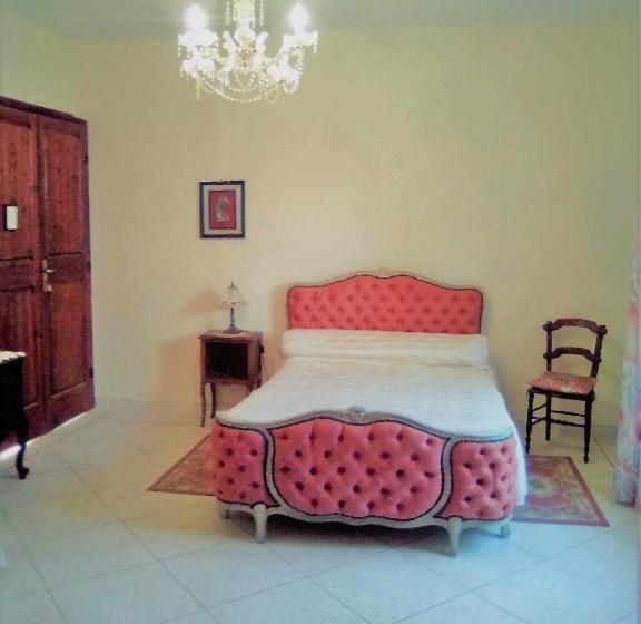 اتاق استاندارد سه نفره, Domaine Des Sloughis