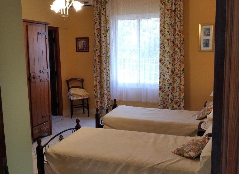 اتاق لوکس با چشم‌انداز باغ, Domaine Des Sloughis