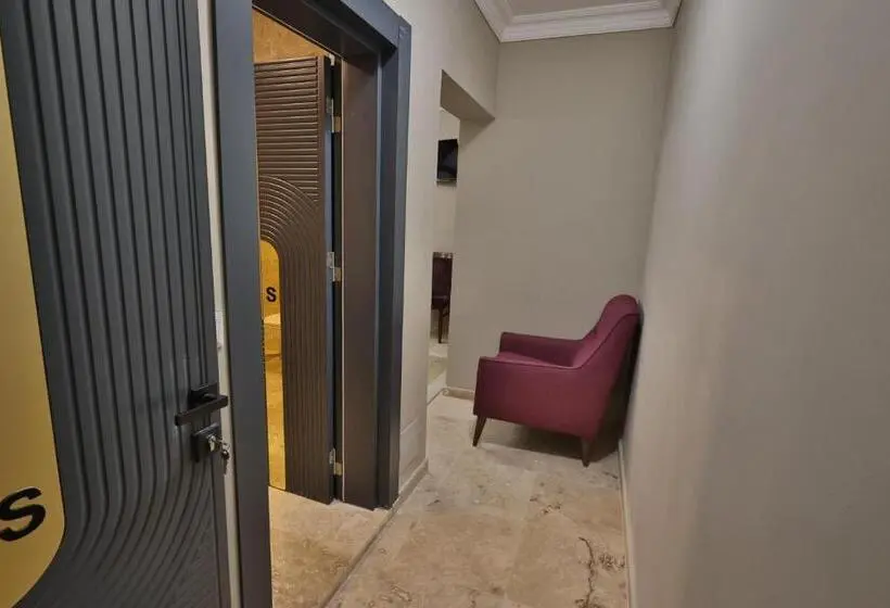 اتاق سوپریور, Yellow Stone House