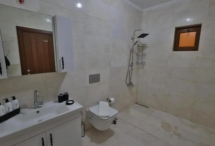 اتاق لوکس, Yellow Stone House