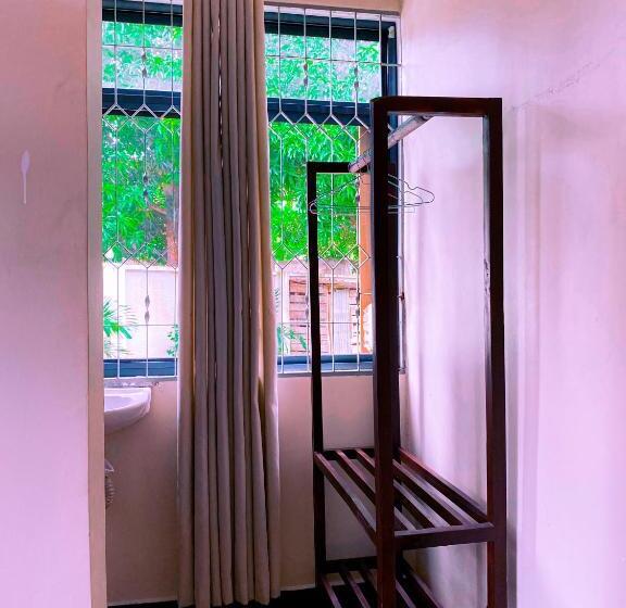 اتاق استاندارد یک نفره, Family Ties