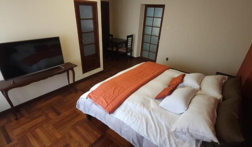 Deluxe Suite King Bed, Raven La Paz