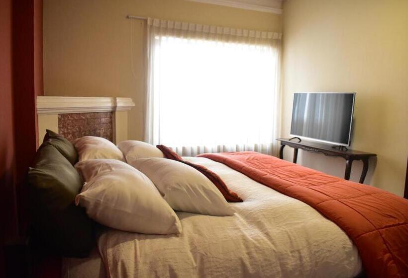 Deluxe Suite King Bed, Raven La Paz